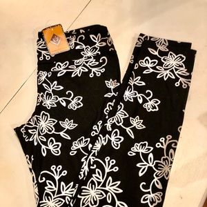 Adorable leggings, NWT!! Size M